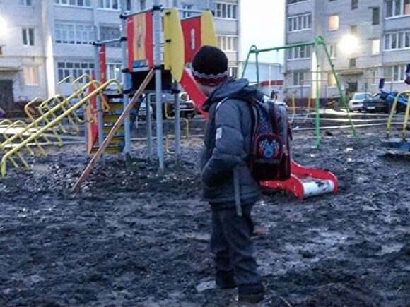 В Чувашии школьника засосало в грязь на детской площадке