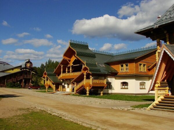 Верхние Мандроги – туристическая деревня в стиле национального деревенского зодчества, с Лукоморьем и Музеем русской водки