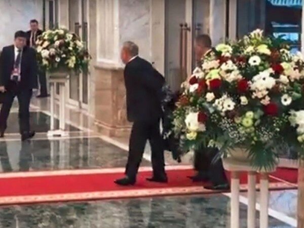 Видео: Назарбаев на ходу скинул пальто на встрече с Лукашенко