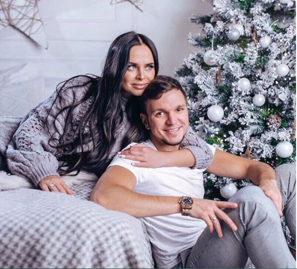 Вика Романец и Антон Гусев устроили себе новогоднюю фотосессию
