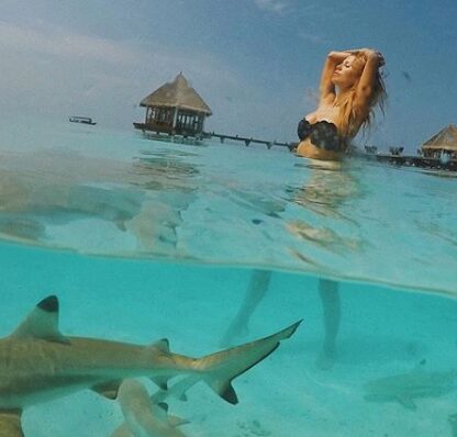 Виктория Боня пустила дочь плавать с акулами