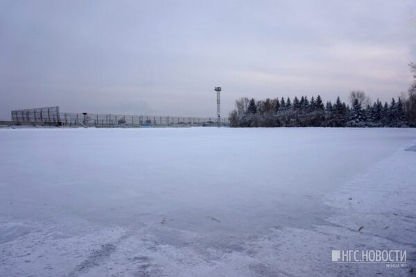 В Красноярске заливают хоккейные коробки и катки
