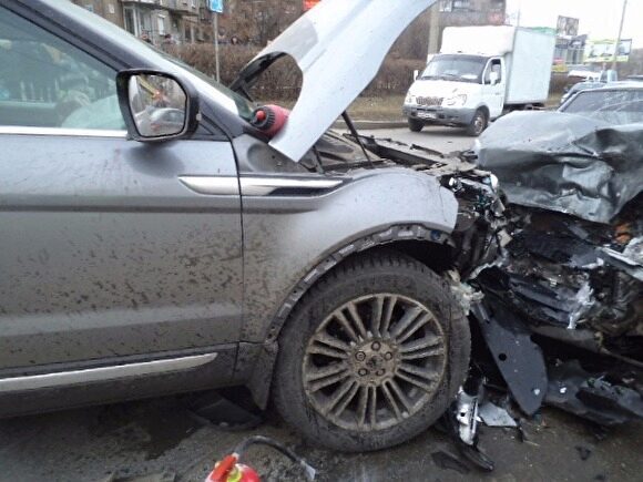 В Магнитогорске пьяный на Range Rover протаранил машину с младенцем, погиб отец ребенка