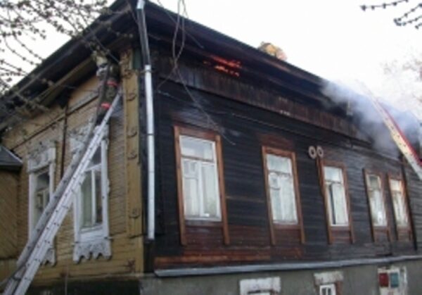 В Новосибирске пожарные вывели 30 человек из горящего дома