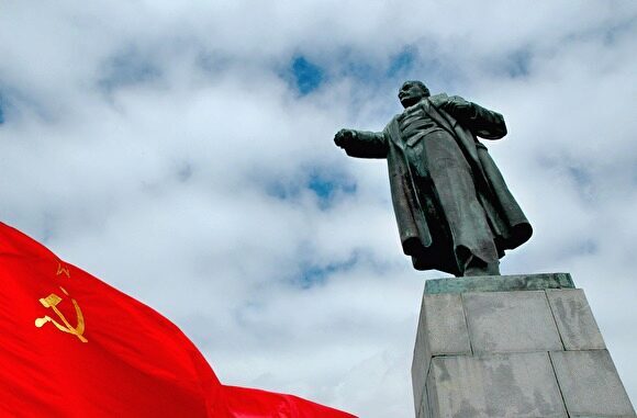 В Новосибирске вскрыли капсулу, заложенную 50 лет назад к столетию революции