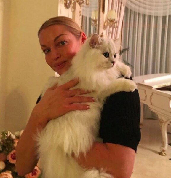 Волочкова опубликовала интимный снимок, прикрыв грудь котом