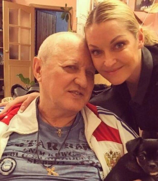 Волочкова опубликовала совместное фото с отцом-инвалидом