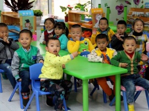 Воспитательница-китаянка издевалась над детьми с помощью иголок