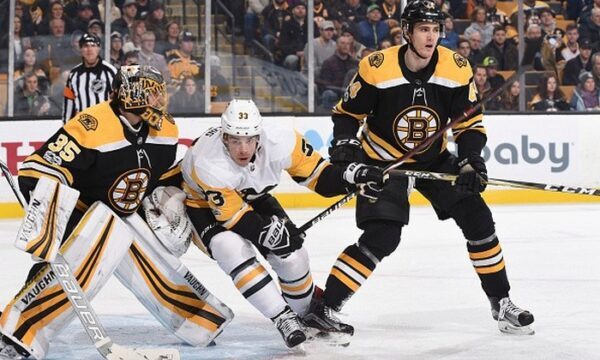 Вратарь «Бостона» Худобин отразил 17 бросков в победном матче НХЛ с «Питтсбургом»