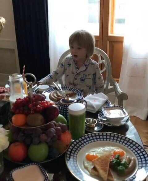 Яна Рудковская показала поклонникам шикарный завтрак своего наследника