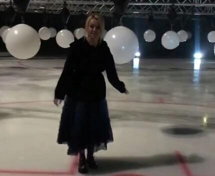 Яна Рудковская растрогала фанатов танцем на льду под песню Димы Билана