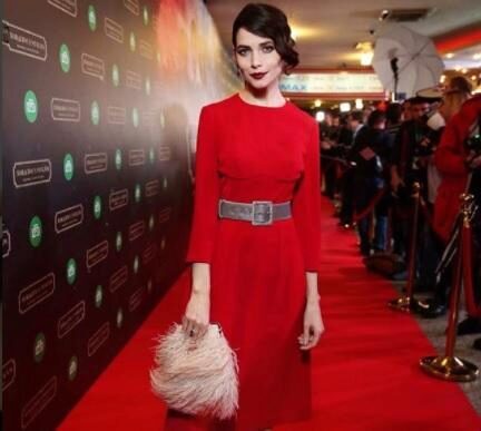 Юлия Снигирь пришла на премьеру сериала «Хождение по мукам» в подчеркивающем грудь платье