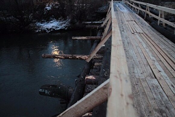 Жители села под Серовом боятся ходить по отремонтированному мосту