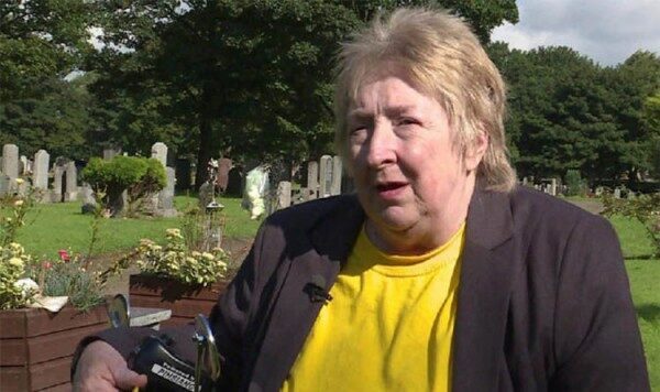 Жительница Британии более 40 лет не может выяснить, кто похоронен в могиле её сына