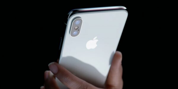 Жительница Воронежа продаёт новый iPhone X за 200 тысяч рублей