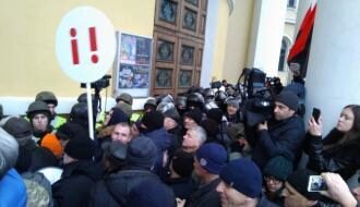 Активисты Саакашвили выломали входные двери Октябрьского дворца