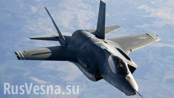 Американский истребитель F-35 начал «рассыпаться» во время полета (ФОТО)