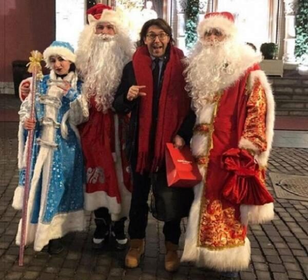 Андрей Малахов добавил поклонникам новогоднего настроения снимком со Снегурочкой и Дедами Морозами
