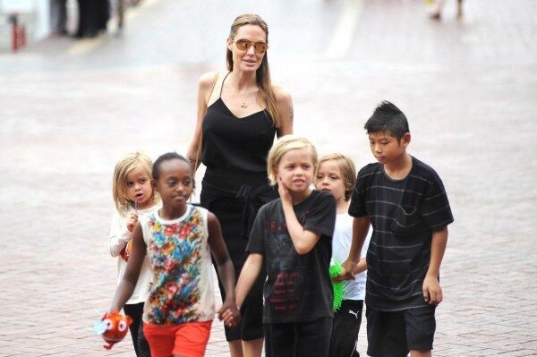 Анджелина Джоли обучает русскому языку своих детей