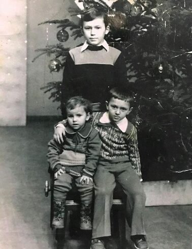 Ани Лорак опубликовала редкое новогоднее фото с братьями