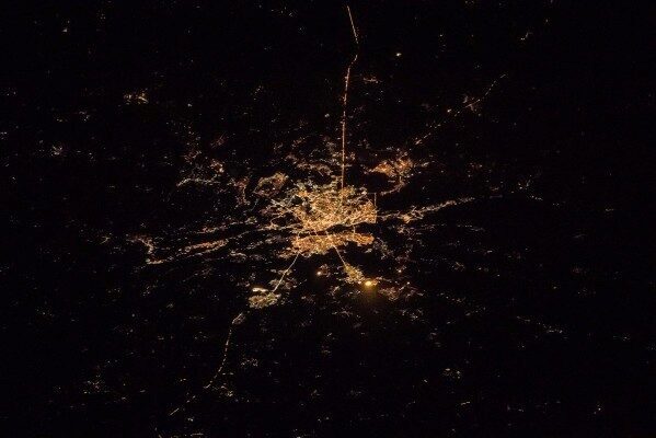 Астронавт NASA сфотографировал вечерний Киев из космоса