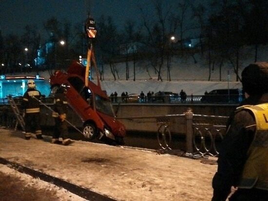 Автомобиль сорвался в реку в центральной части Москвы