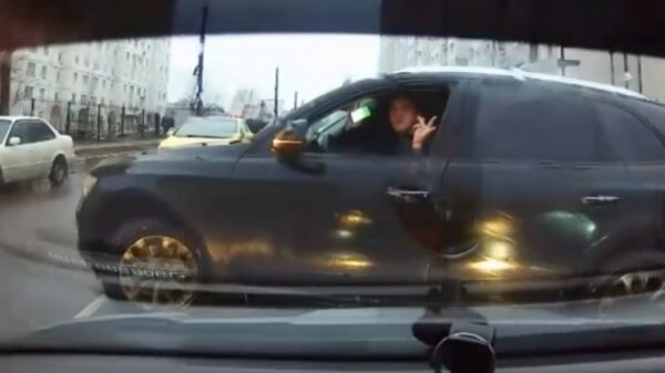Автомобилист корчил рожи, едва не устроив аварию (видео)