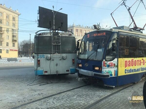 «Битва рогатых». В Екатеринбурге столкнулись троллейбус и трамвай
