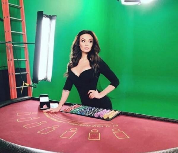 Бывшая звезда «Дома-2» Алёна Водонаева стала рекламным лицом онлайн-казино