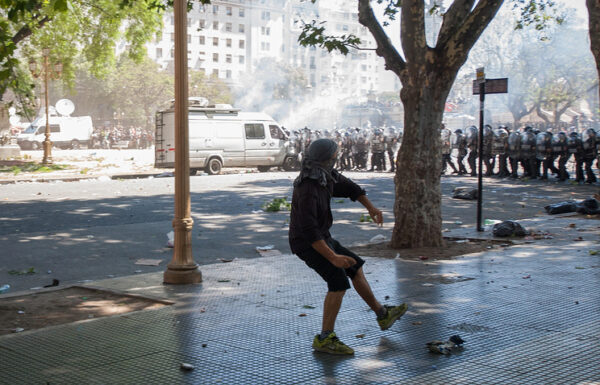 Число пострадавших в процессе протестов в Аргентине выросло до 162 человек
