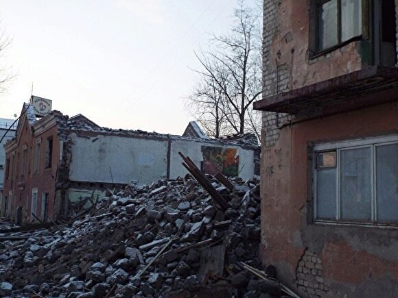 Депутат попросил чиновников Зауралья разобраться с домом, половину которого снесли