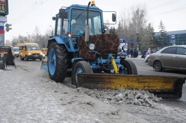 Для вывоза снега на улицы Омска вывели 427 спецмашин