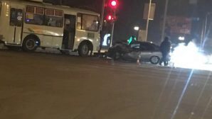 ДТП в Кургане: «ПАЗик» протаранил Мерседес на перекрестке