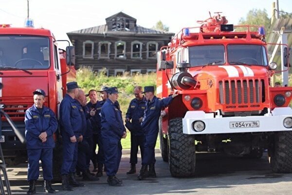 Е Екатеринбурге во время пожара в захламленном дворе на Уралмаше погибли более 20 кур