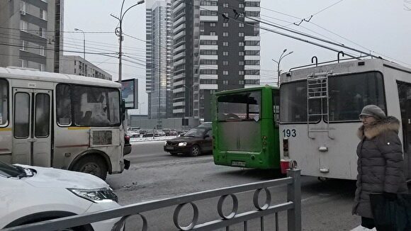 Екатеринбург встал в 9-балльные пробки, город захлестнула волна аварий