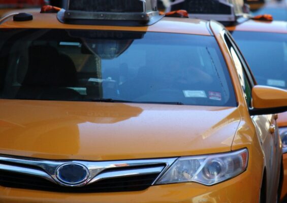 Эксперты «Яндекс. Такси» советуют москвичам 31 декабря с целью экономии средств воспользоваться услугой до 15.00