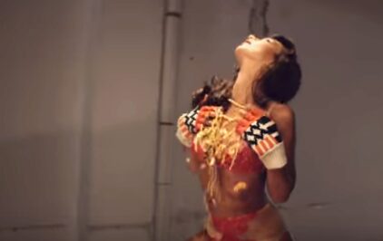 Эмили Ратаковски снялась в сексуальной рекламе с маслом и спагетти
