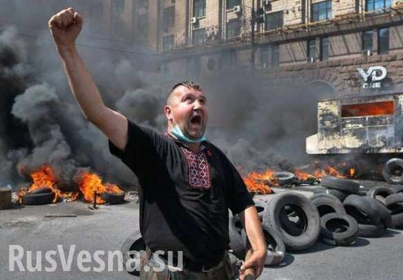 Это Украина: у Дома правосудия жгут шины (ФОТО)