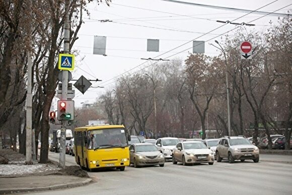 ГИБДД и мэрия Екатеринбурга договорились вернуть на Малышева выделенные полосы