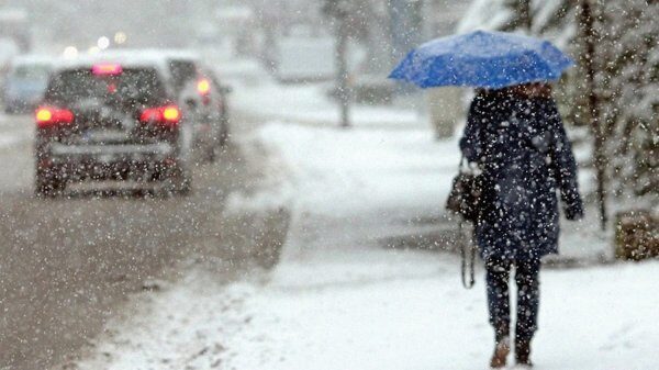 ГИБДД Москвы призывает водителей быть осторожными на дорогах в снегопад