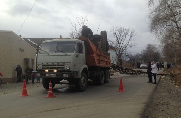 Грузовой автомобиль оставил полторы тысячи человек без света в Приморье