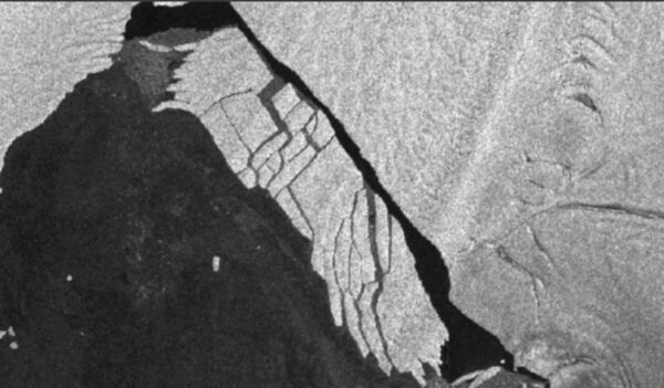 Исследователи показали откол разваливающего айсберга от Антарктиды