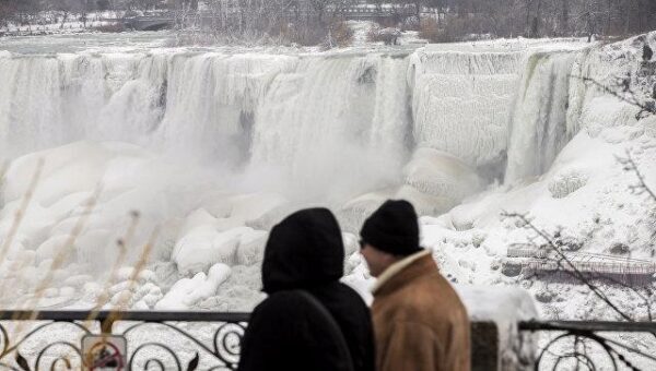 Из-за холода частично замерз Ниагарский водопад