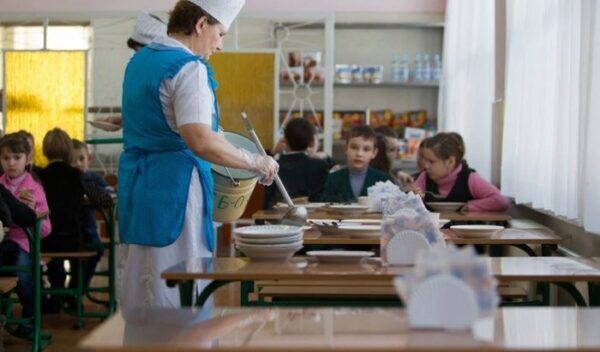 Из-за массового заболевания воспитанников в гимназии № 159 Омска запрещена работа пищеблока