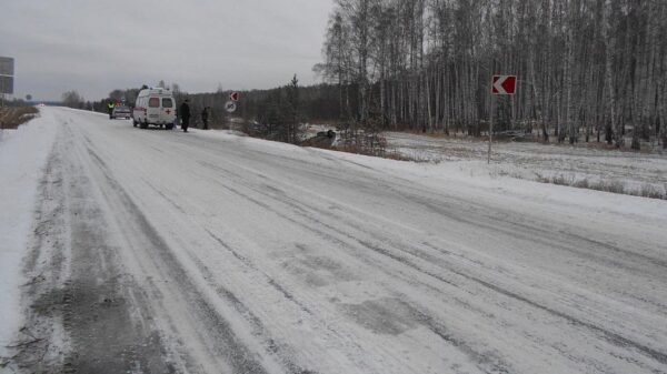 Из-за снегопада шофёр ВАЗа перевернулся на трассе под Чебаркулем