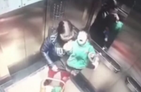 Камера запечатлела, как няня жестко избивает малыша в лифте