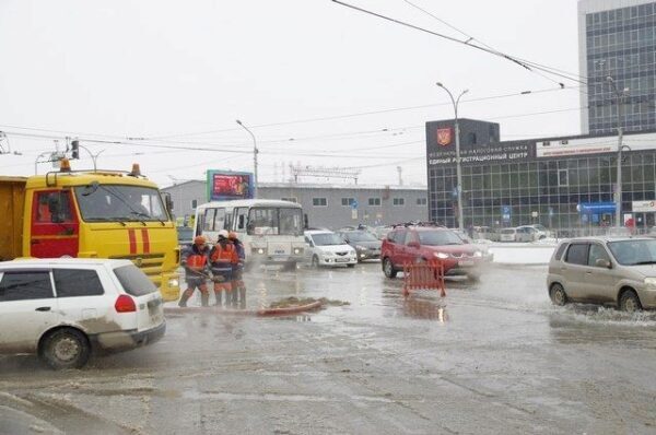 Каток образовался на площади Труда в Новосибирске