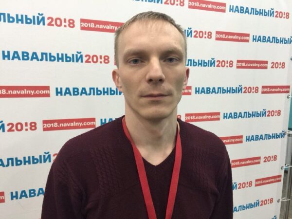 Координатора саратовского штаба Навального полиция искала на работе его матери
