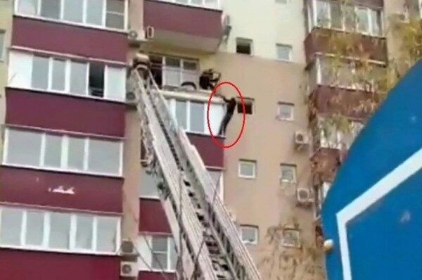 Краснодарский «ямакаси»: мужчина пытался убежать от спасателей по балкону