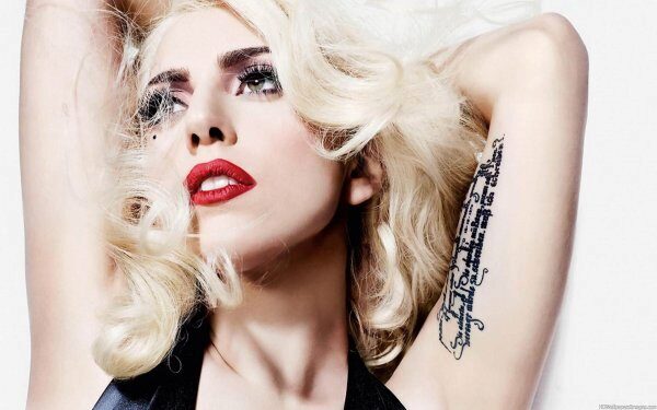Леди Гага осуществила мечту и прокатилась в тележке из супермаркета